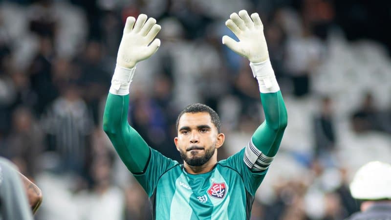 Lucas Arcanjo lidera defesas no Brasileirão pelo Vitória