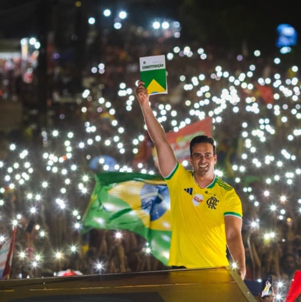 Lucas Ribeiro comemorando resultado das eleições com a camisa do Flamengo - Foto: Reprodução/Instagram