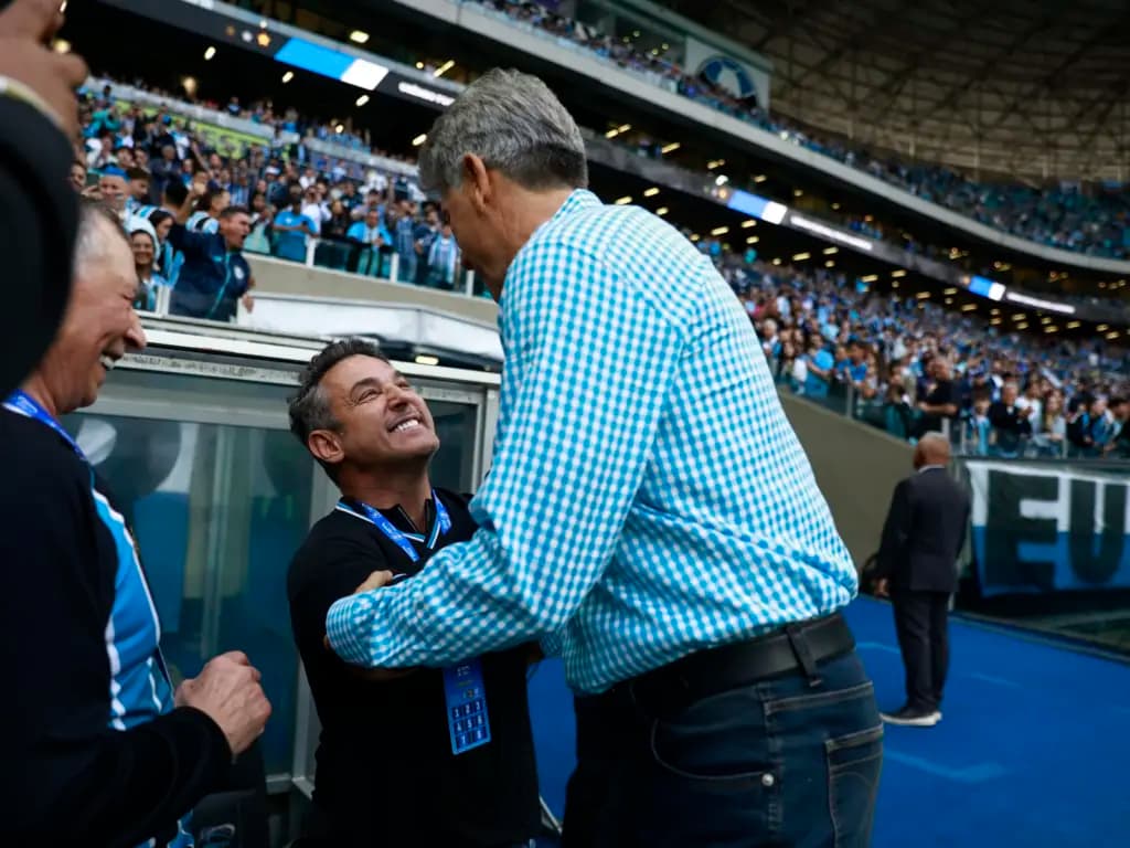 Luciano Zucco cumprimentando o técnico Renato Portaluppi antes do Gre-Nal 455 - Foto: Grêmio FBPA