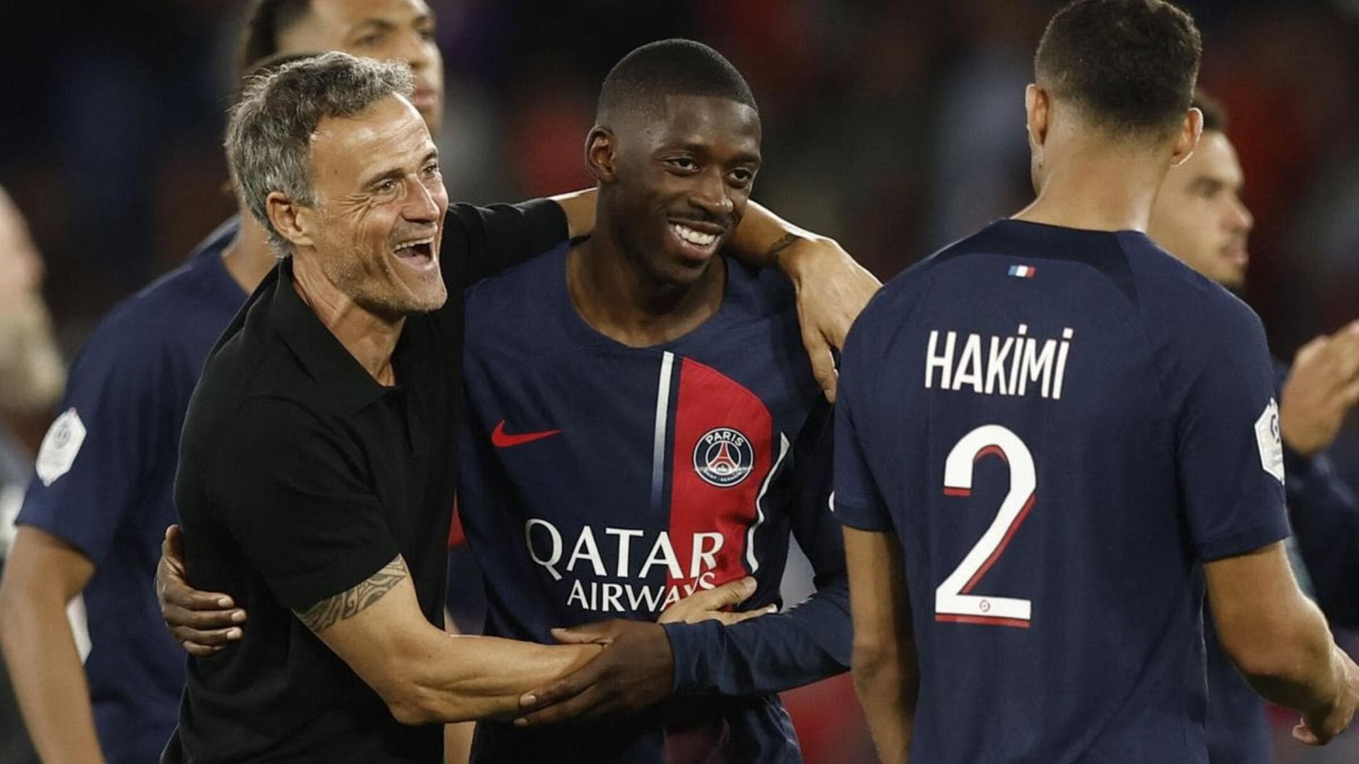 Luis Enrique e Dembélé abraçados em jogo do PSG - Foto: Divulgação/PSG