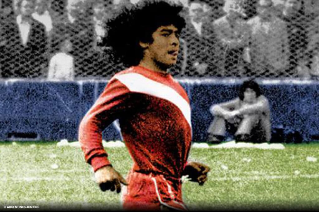 Maradona em seu jogo de estreia pelo Argentinos Juniors - Foto: Argentinos Juniors