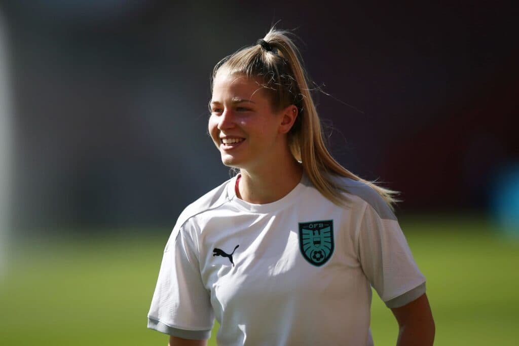 Marie-Therese Höbinger saiu com um gol e uma assistência em jogo contra o Kosovo - Divulgação/Uefa