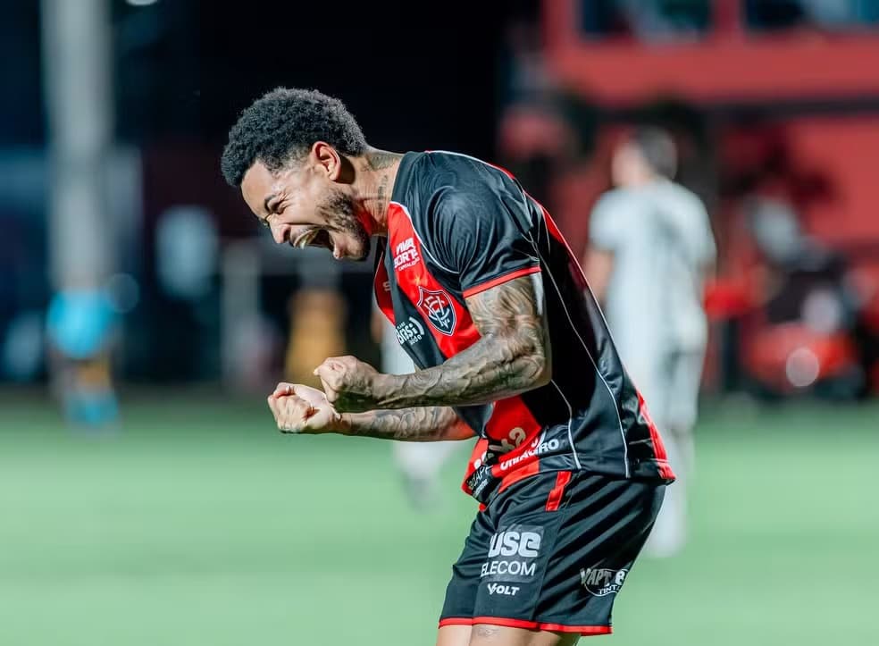 Erick e Matheuzinho decidem, e Vitória goleia a lanterna Chapecoense