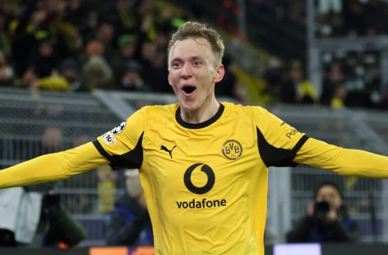 Borussia Dortmund vence o Eintracht e segue na liderança da Bundesliga