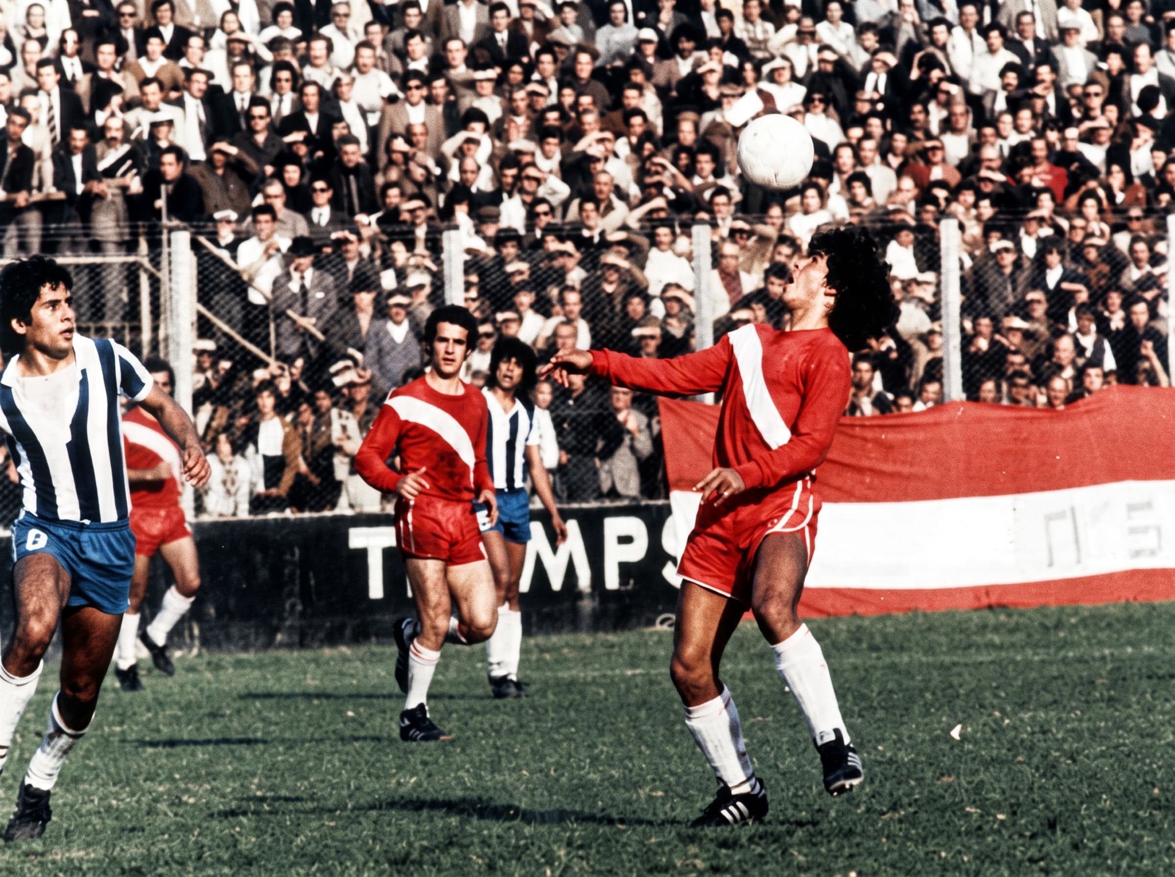 Primeiros toques de Maradona na bola - Foto: Argentinos Juniors