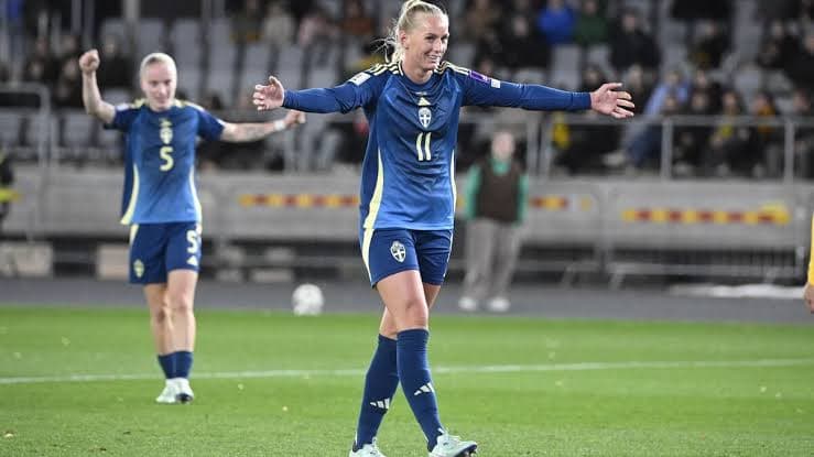 Saindo do banco, Stina Blackstenius marcou um dos gols da partida - Foto: Divulgação/Federação Sueca de Futebol
