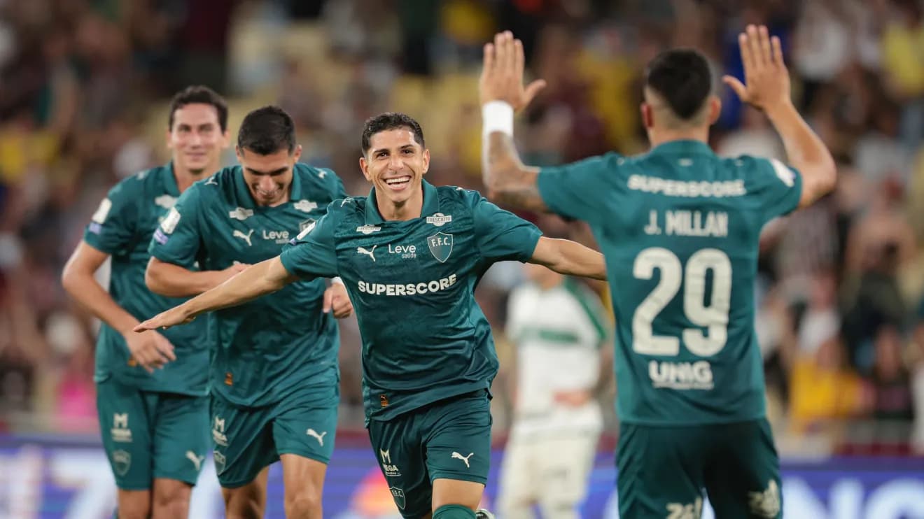 Fluminense goleia Coritiba com hat-trick de Savarino e assume terceiro lugar