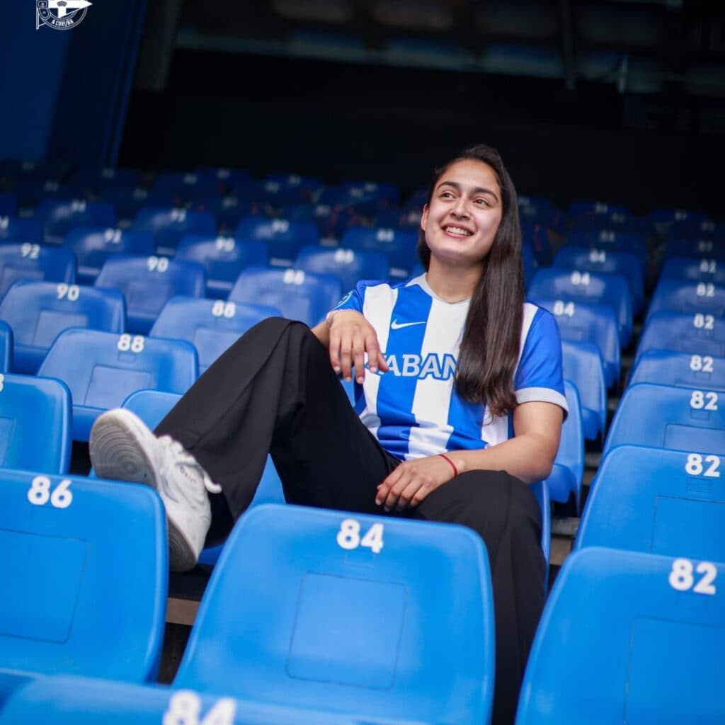 Sofí Domínguez em sua apresentação ao Deportivo La Coruña - Foto: Divulgação/Deportivo