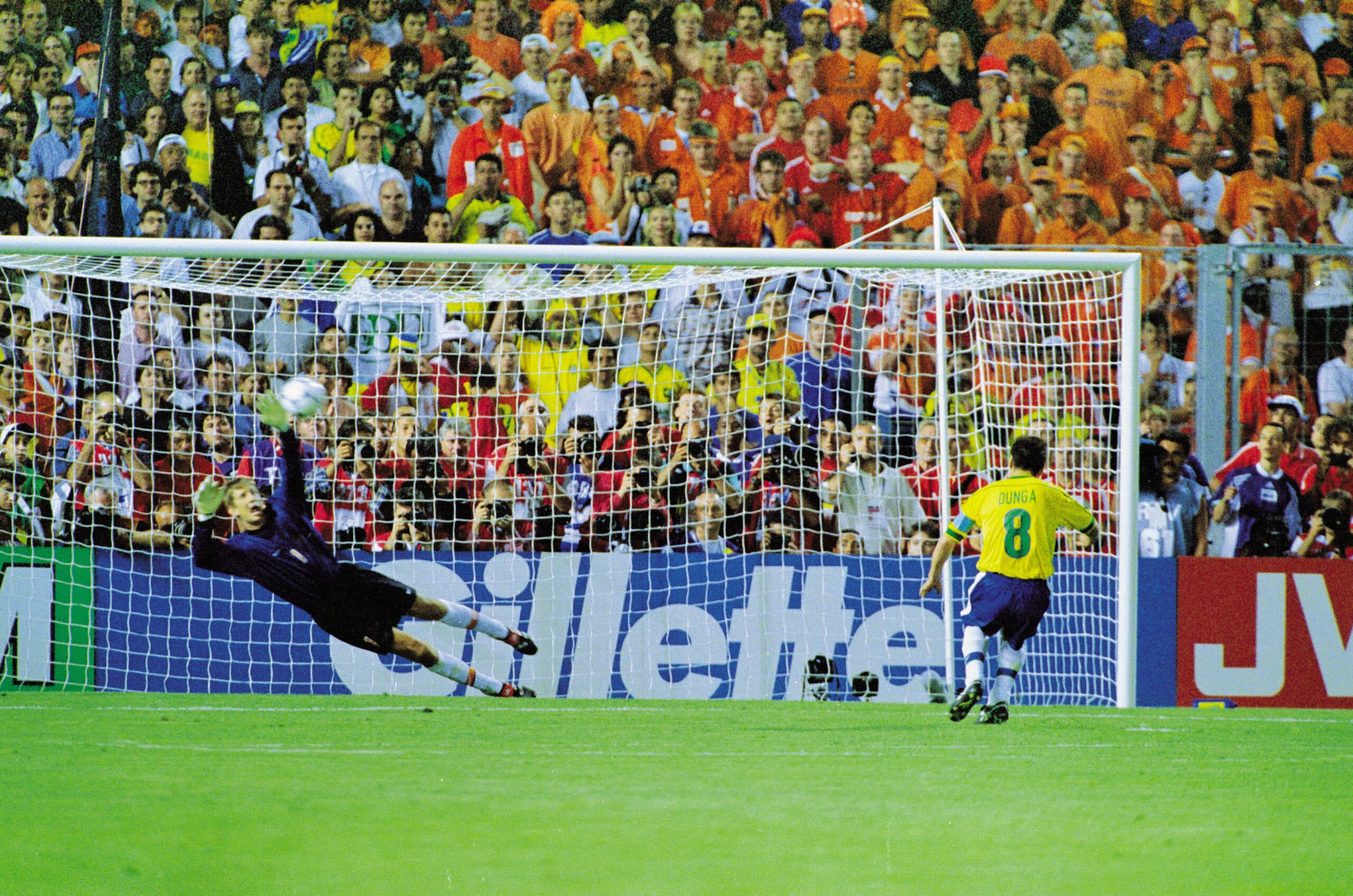Van der Sar, goleiro da Holanda, durante a cobrança de pênalti de Dunga, capitão do Brasil, na decisão da semifinal da Copa do Mundo de Futebol, no Estádio Vélodrome.