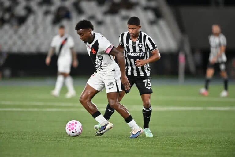 Vasco supera o Botafogo no Nilton Santos e encosta no rival