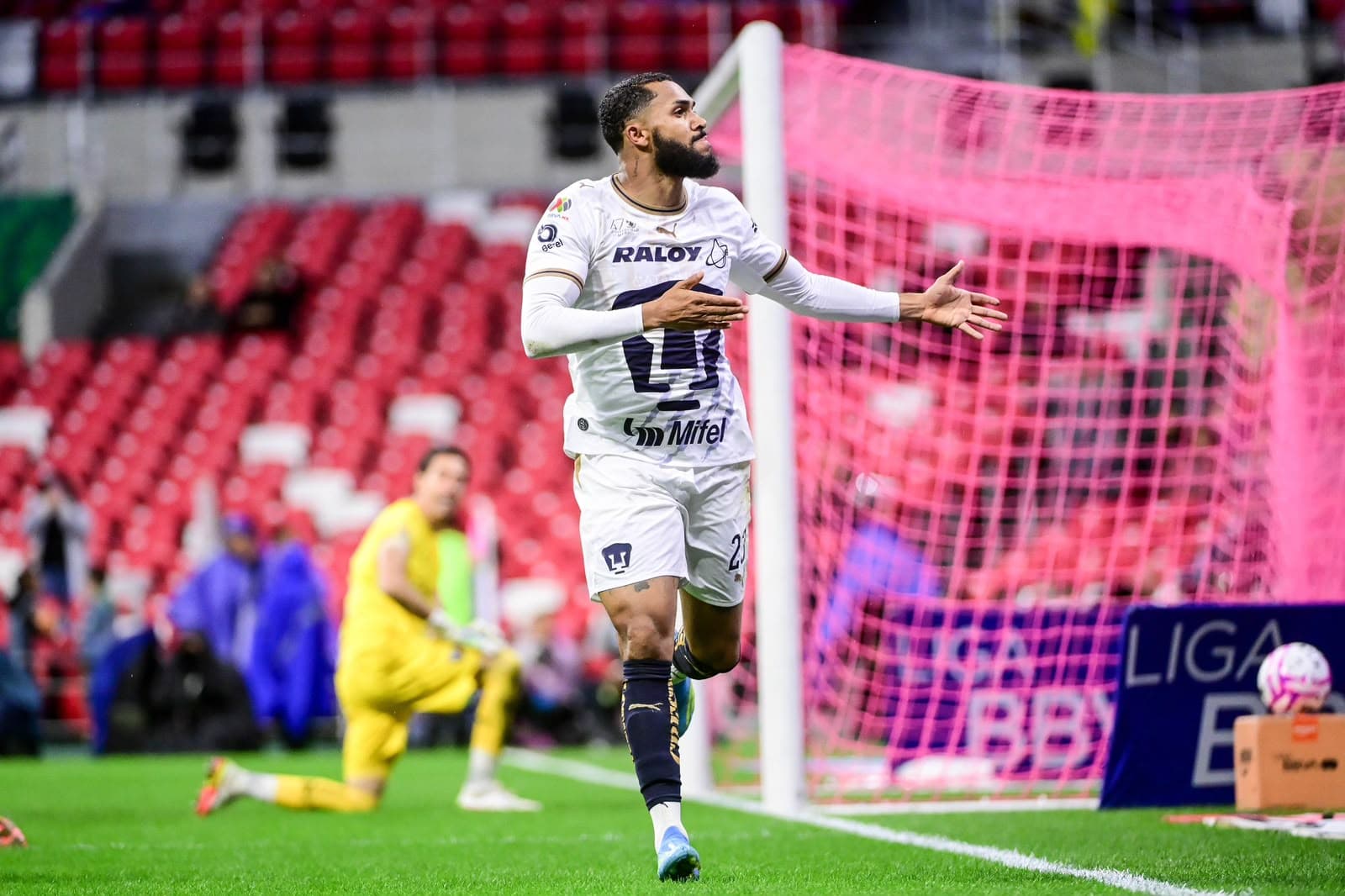 Juninho marca duas vezes e Pumas volta a vencer na Liga Mexicana