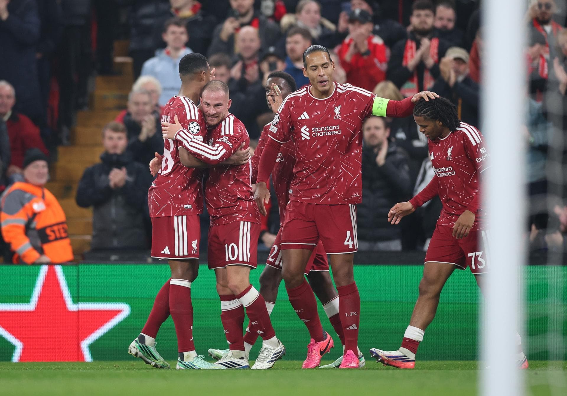 Liverpool vira sobre o Villarreal e mantém 100% na Champions