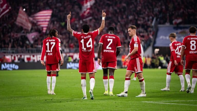 Com hat-trick de Luis Díaz, Bayern goleia Leipzig e assume liderança