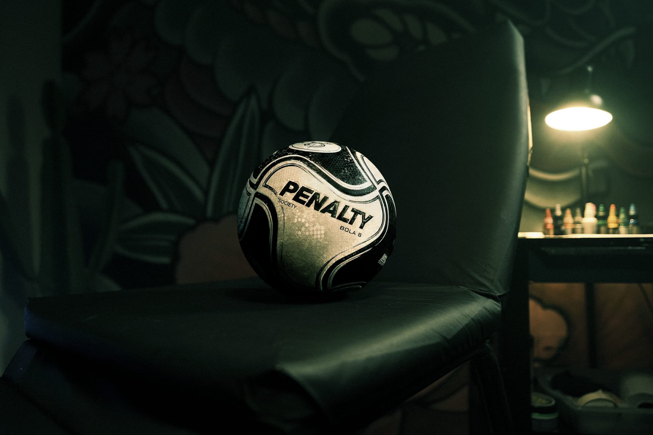 Icônica bola do futebol brasileiro celebra 18 anos com edição limitada