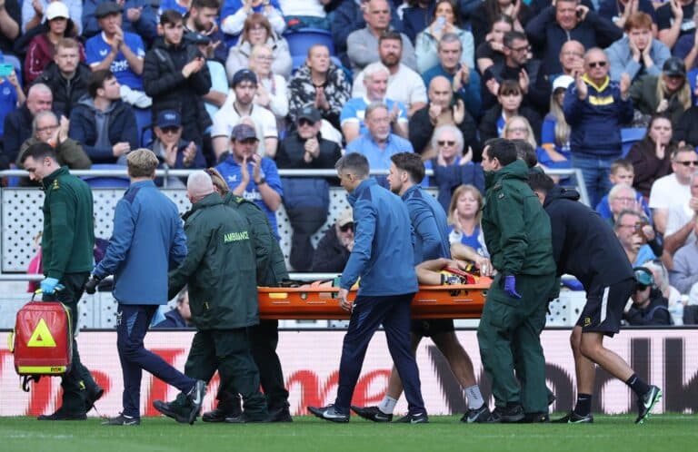 Emiliano Martínez é retirado de maca após choque de cabeça em vitória do Chelsea
