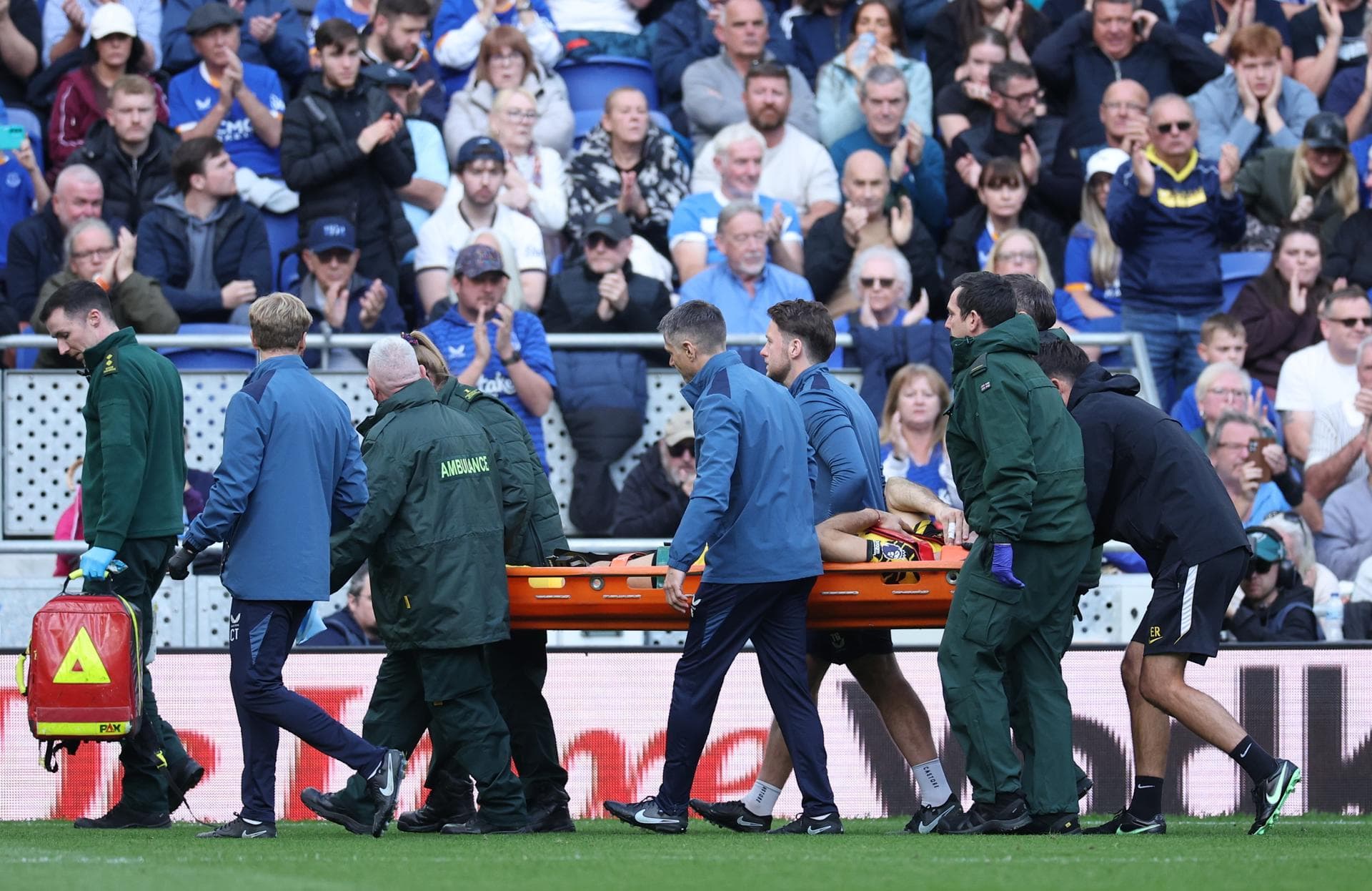 Emiliano Martínez é retirado de maca após choque de cabeça em vitória do Chelsea