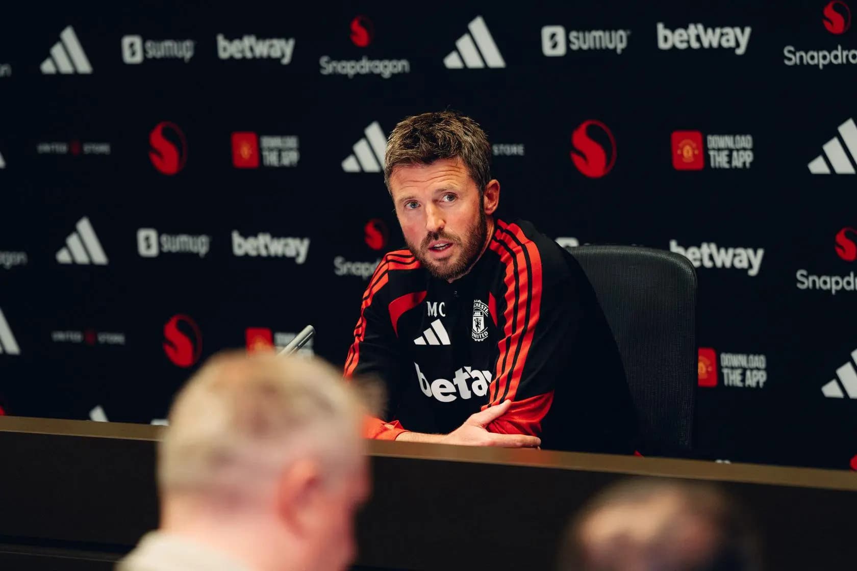 Carrick minimiza polêmica de Lisandro Martínez no Manchester United
