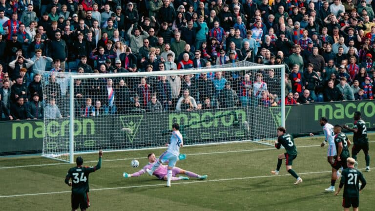 Crystal Palace vira sobre o Nottingham Forest e sobe na tabela