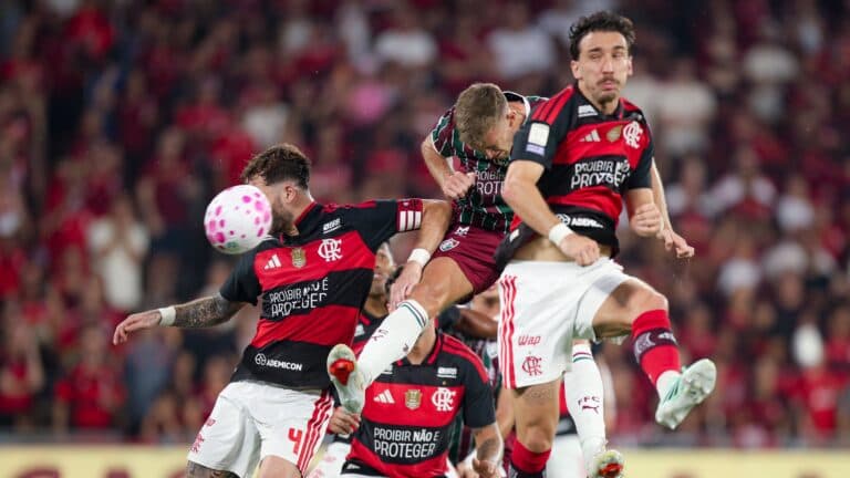 Flamengo vence clássico e mantém liderança no Brasileirão