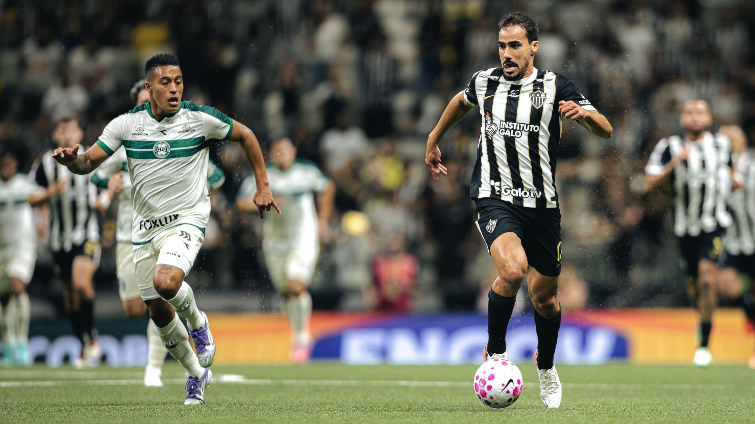 Igor Gomes decide, Atlético-MG vence o Coritiba e entra no G-5