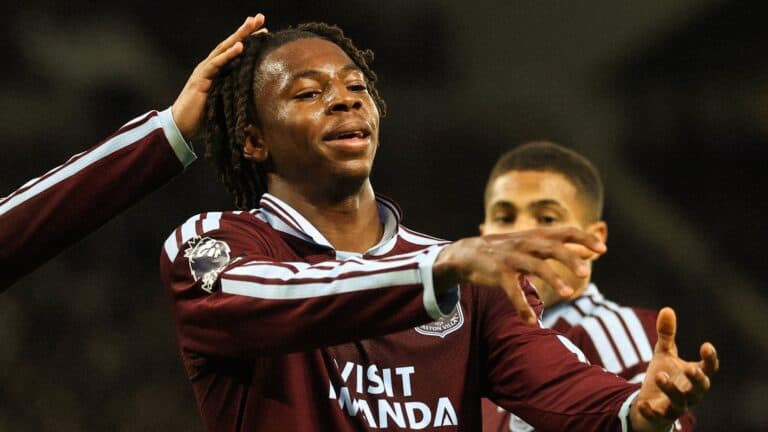 Aston Villa vence Newcastle fora de casa e iguala rival na tabela