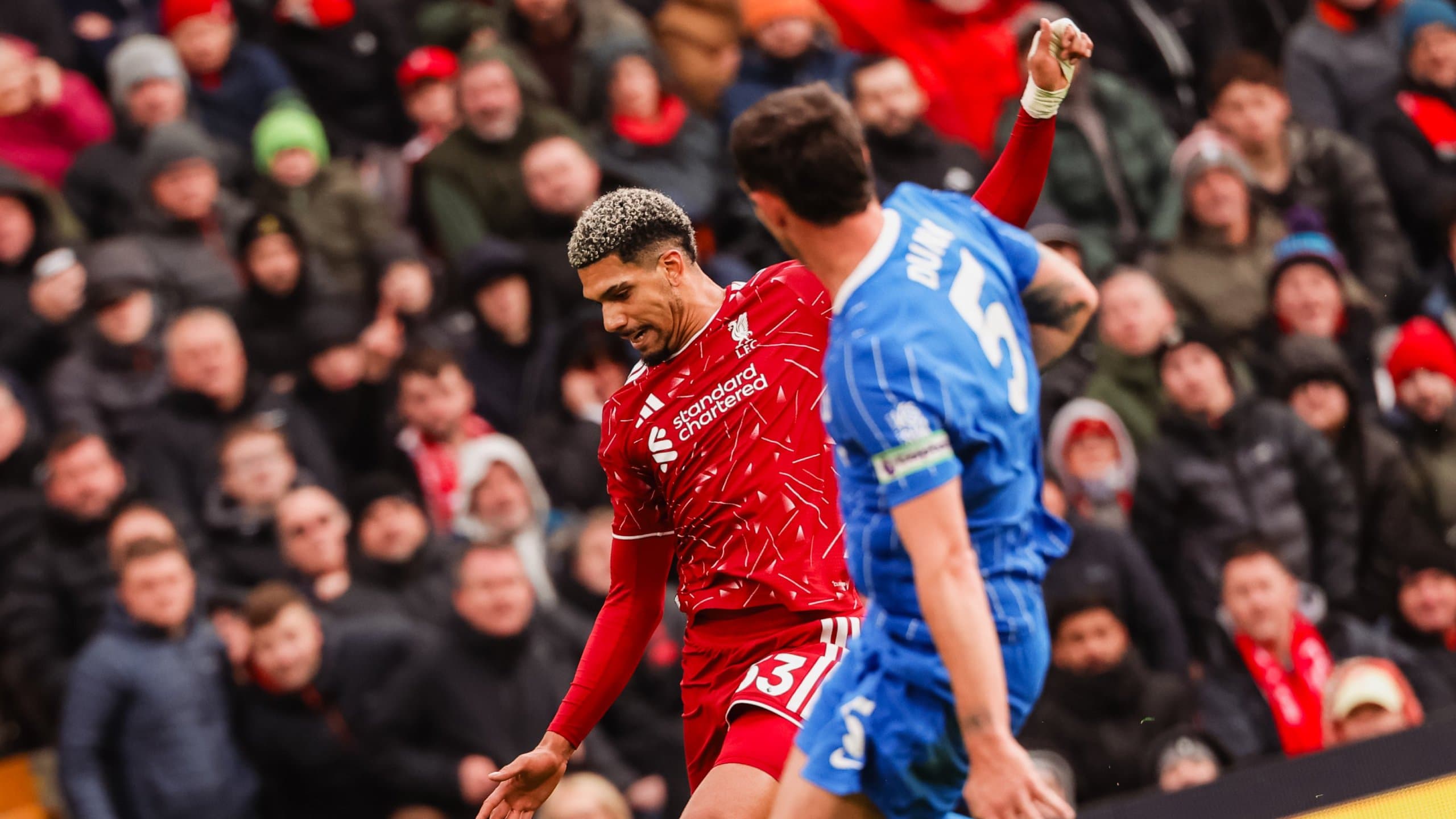 Liverpool vence o Brighton e encurta distância no Campeonato Inglês