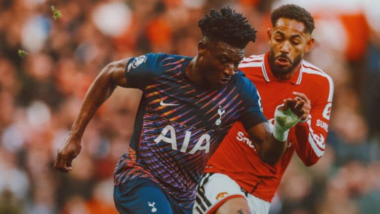 Tottenham perde jogador, mas arranca empate do Manchester United