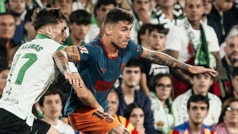 Valencia finaliza duas vezes no alvo, faz dois gols e empata com o Racing