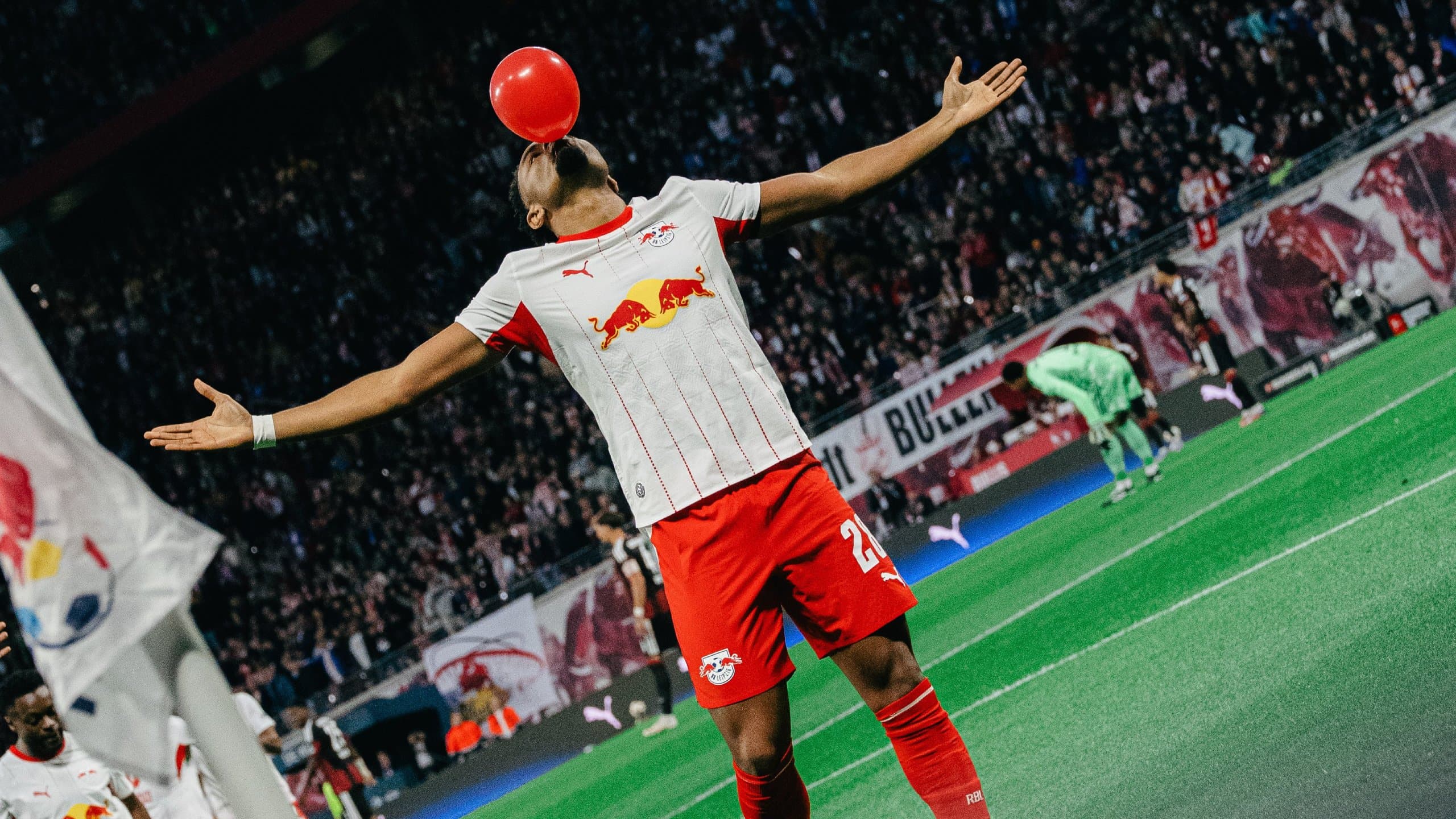 Com hat-trick de Nkunku, RB Leipzig atropela Eintracht Frankfurt