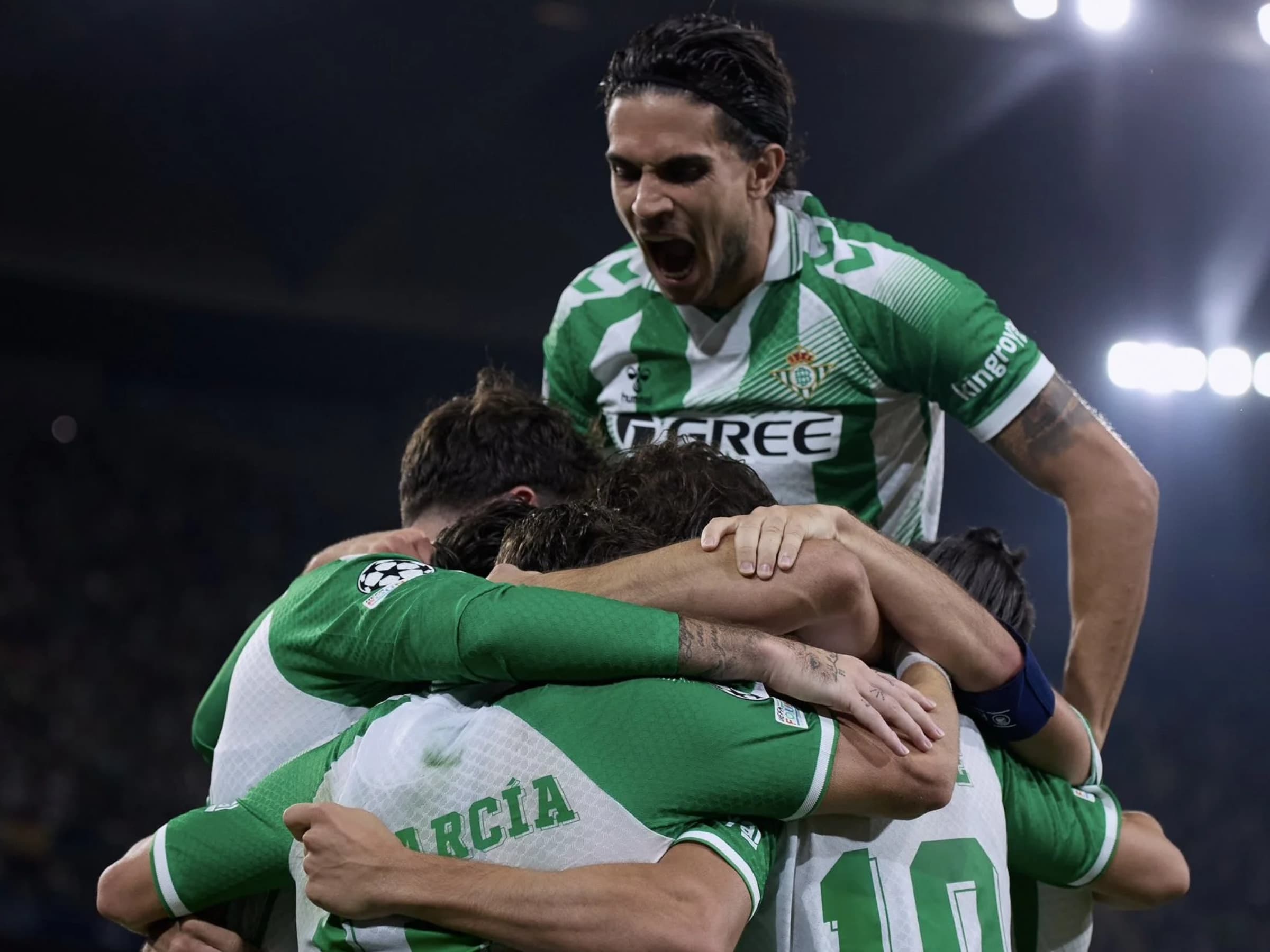 Com assistência de Antony, Betis vence Porto de virada pela Champions League