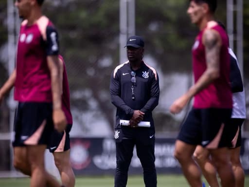 Corinthians mostra bastidores do 1º treino de Seedorf