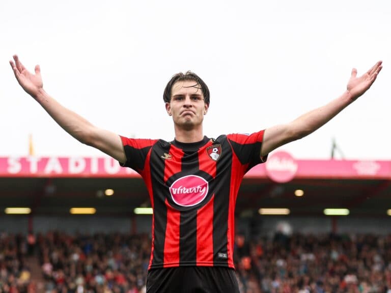 Bournemouth avalia venda de Alex Scott por valor milionário; entenda