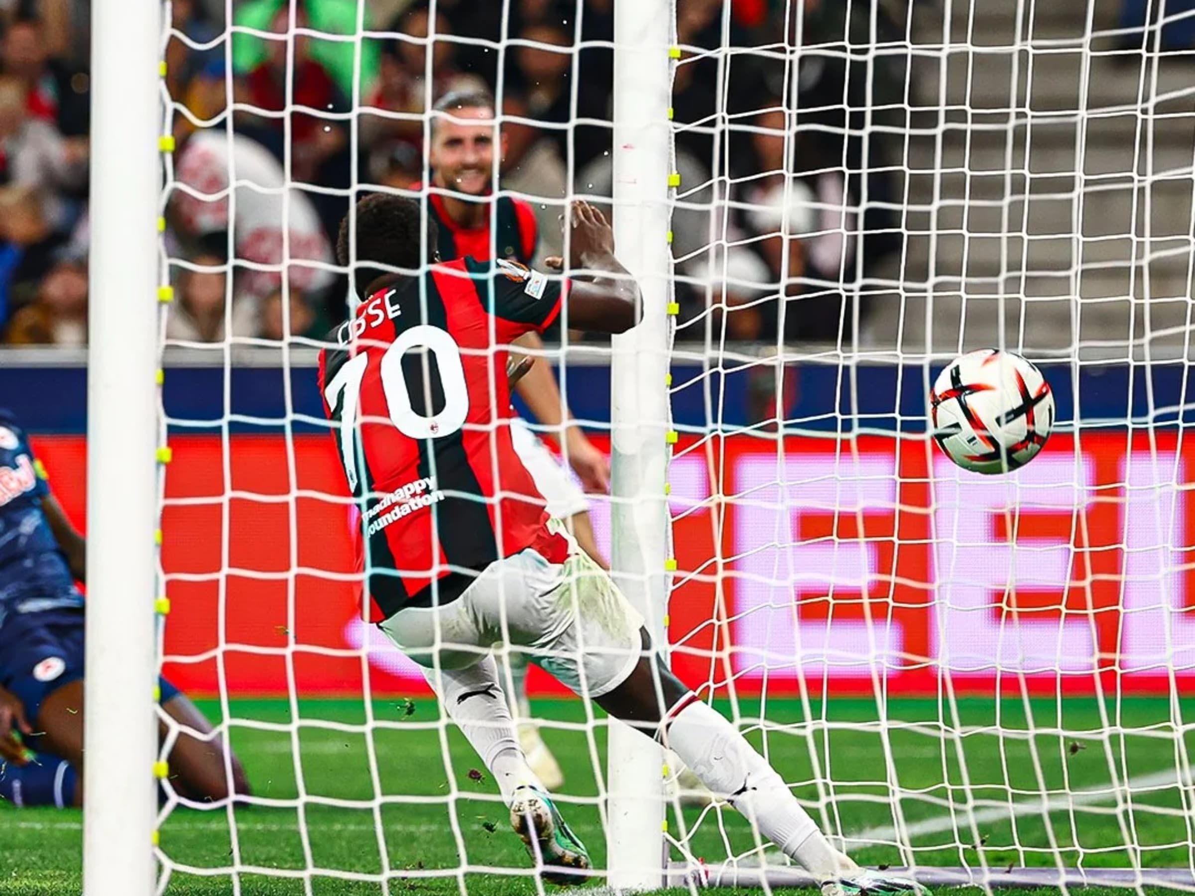 Joia italiana anota hat-trick, e Milan goleia o RB Salzburg na Áustria
