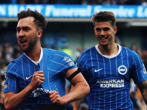 Brighton goleia Crystal Palace por 5 a 0 e segue na cola dos líderes