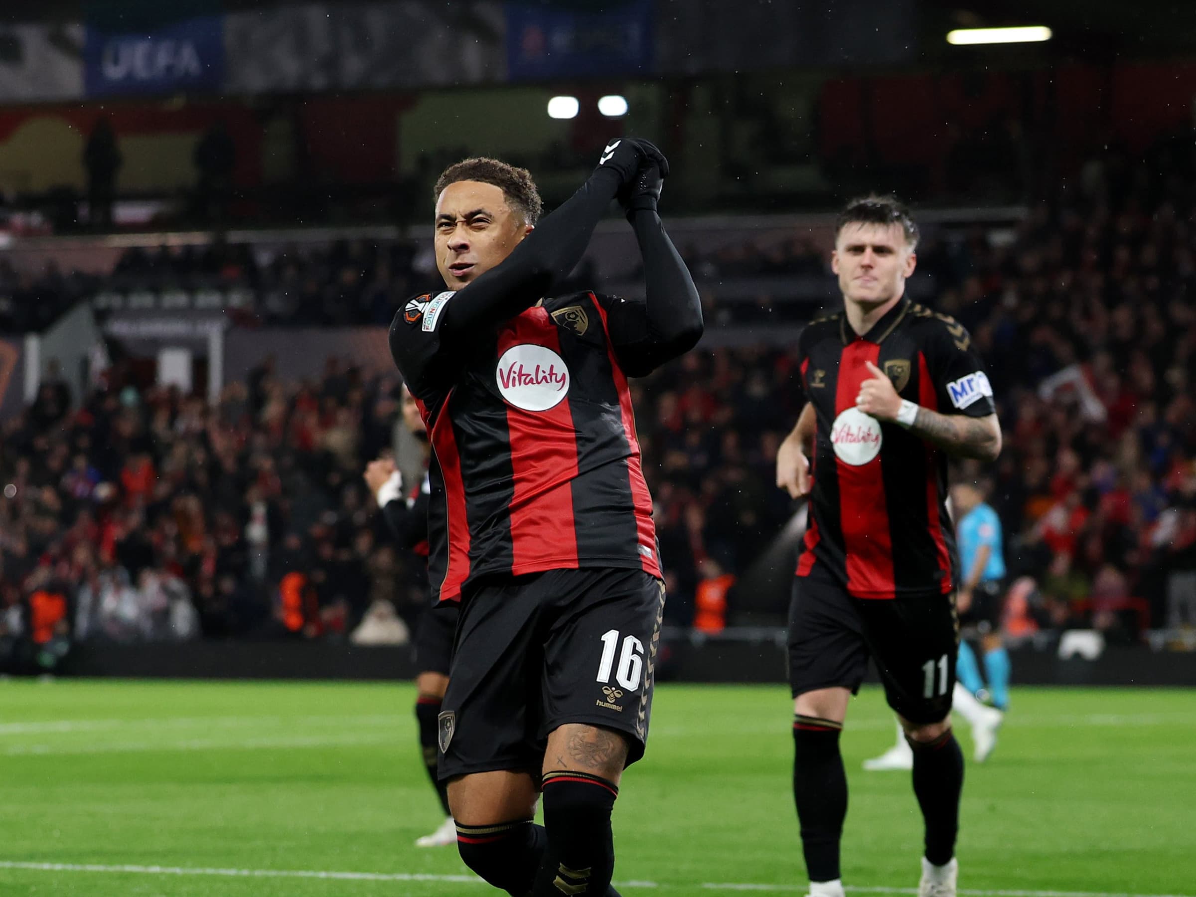 Bournemouth aproveita expulsão de goleiro e passa por cima do Milan