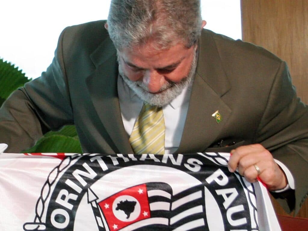 Lula com a bandeira do Corinthians - Foto: EFE/ Carlos Humberto