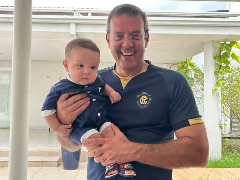 Dr. Furlan com seu neto comemorando vitória do Remo - Foto: Reprodução/Facebook