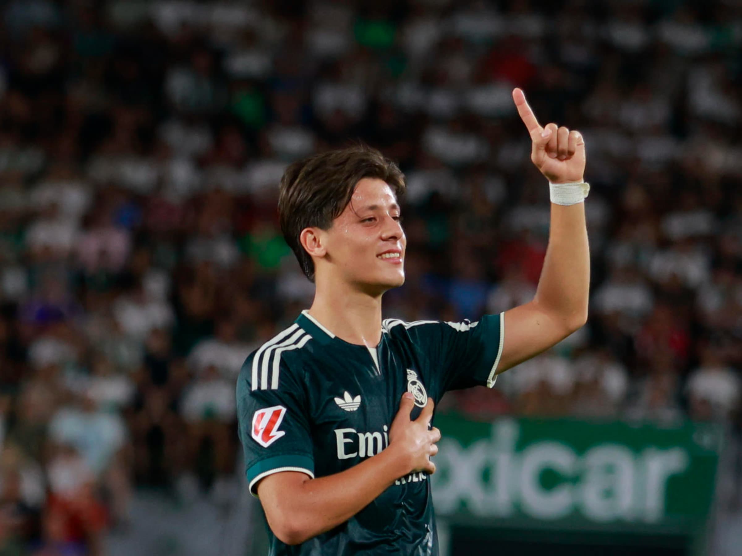 Real Madrid acerta renovação com joia do clube