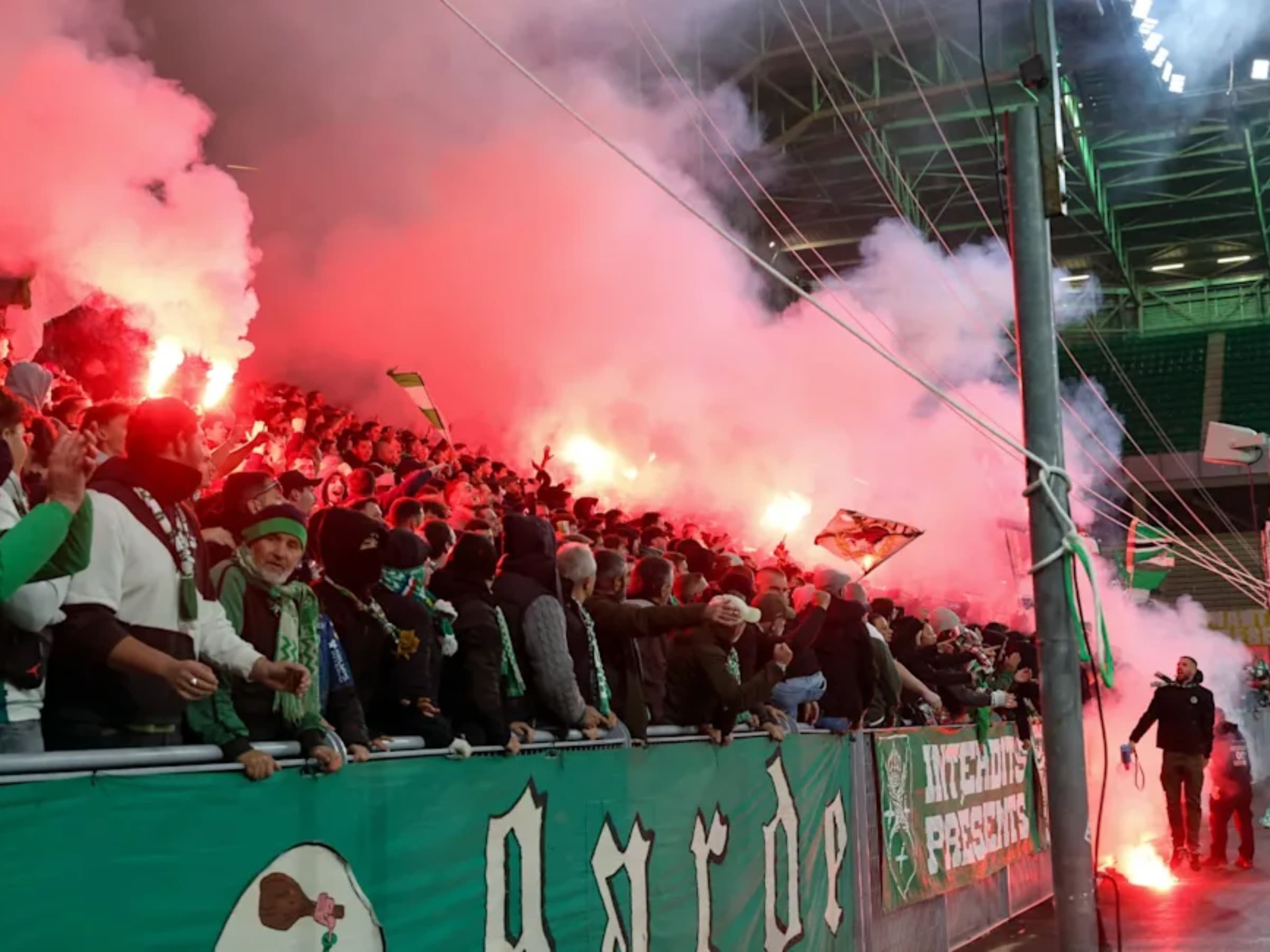 Saint-Etienne investiga fogos em estádio contra o Nantes