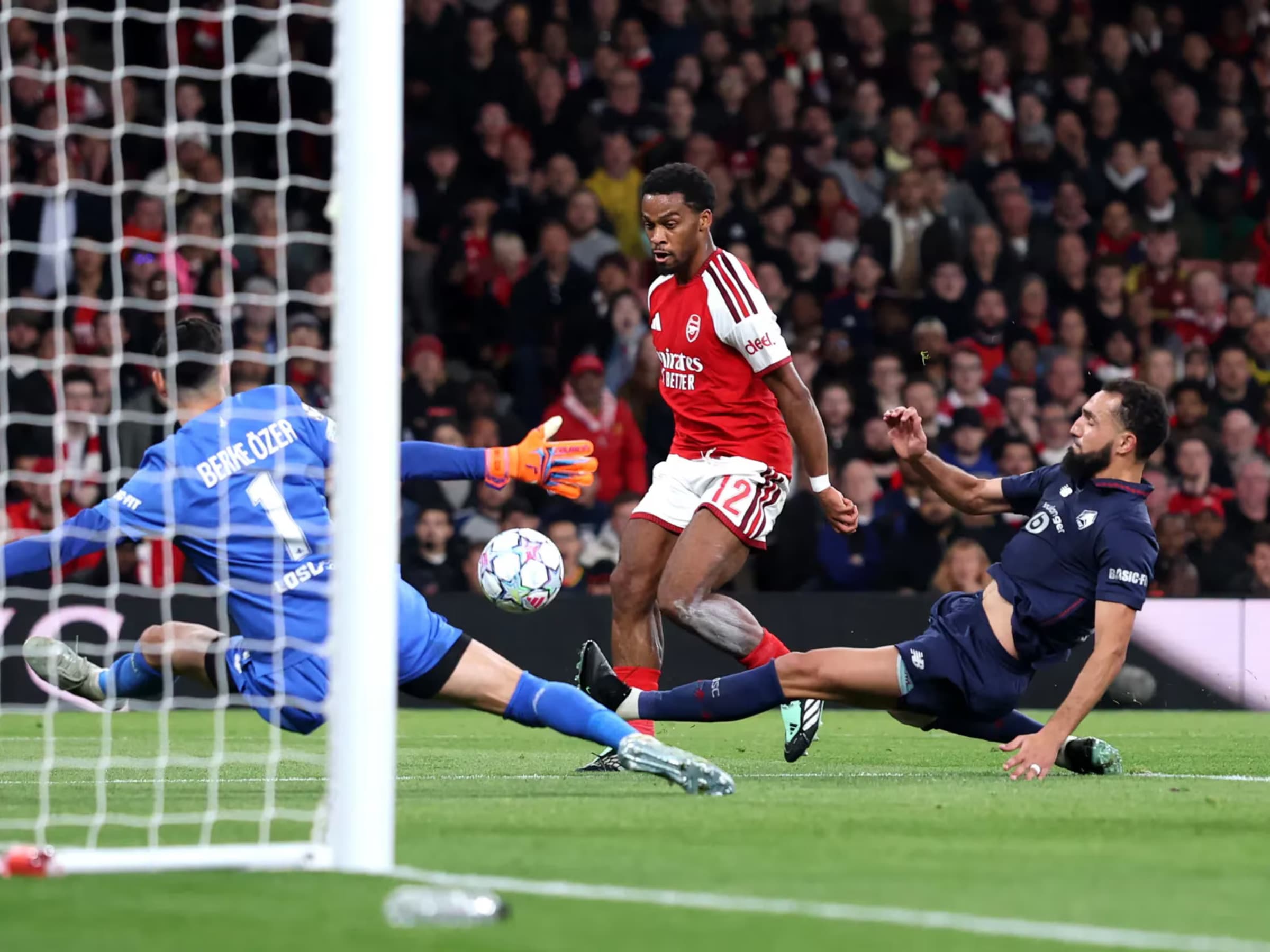 Jurriën Timber abriu o placar para o Arsenal contra o Lille - Foto: Arsenal/Divulgação