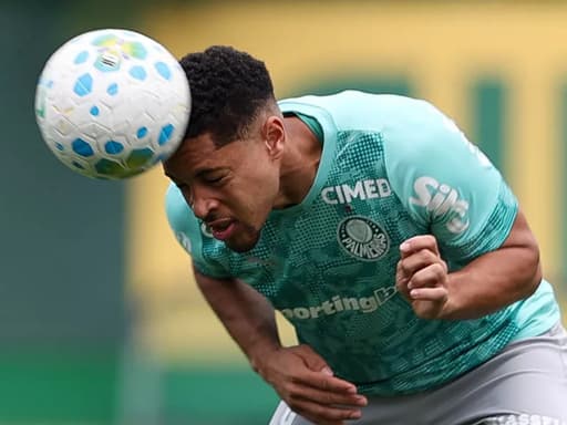 Vitor Roque continua tratamento de tornozelo na reapresentação do Palmeiras