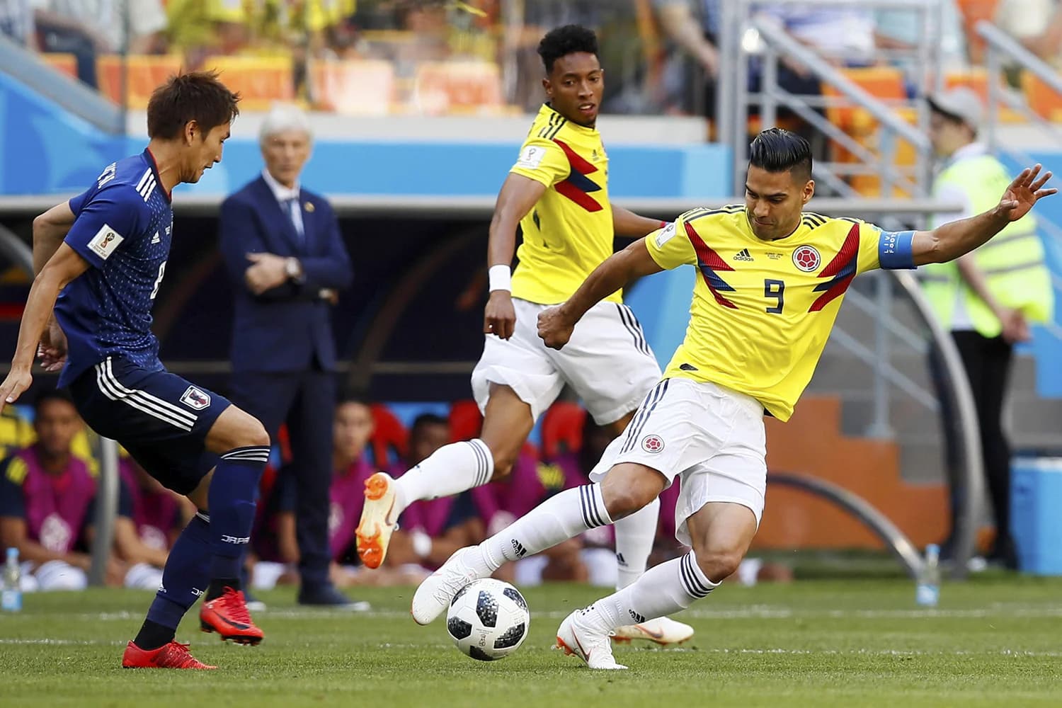 O colombiano Radamel Falcao em ação contra os japoneses durante o confronto válido pelo Grupo H da Copa do Mundo da Rússia
