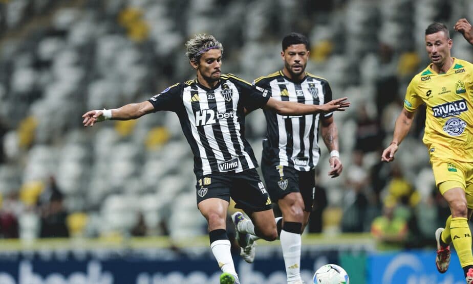 Gustavo Scarpa e Hulk em vitória do Atlético sobre o Bucaramanga - Pedro Souza / Atlético