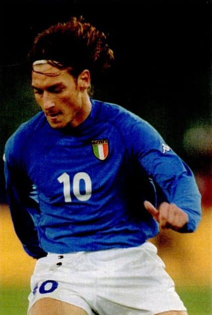 Francesco Totti com a camisa Kappa Kombat de 2000 da Itália - PLACAR/Reprodução