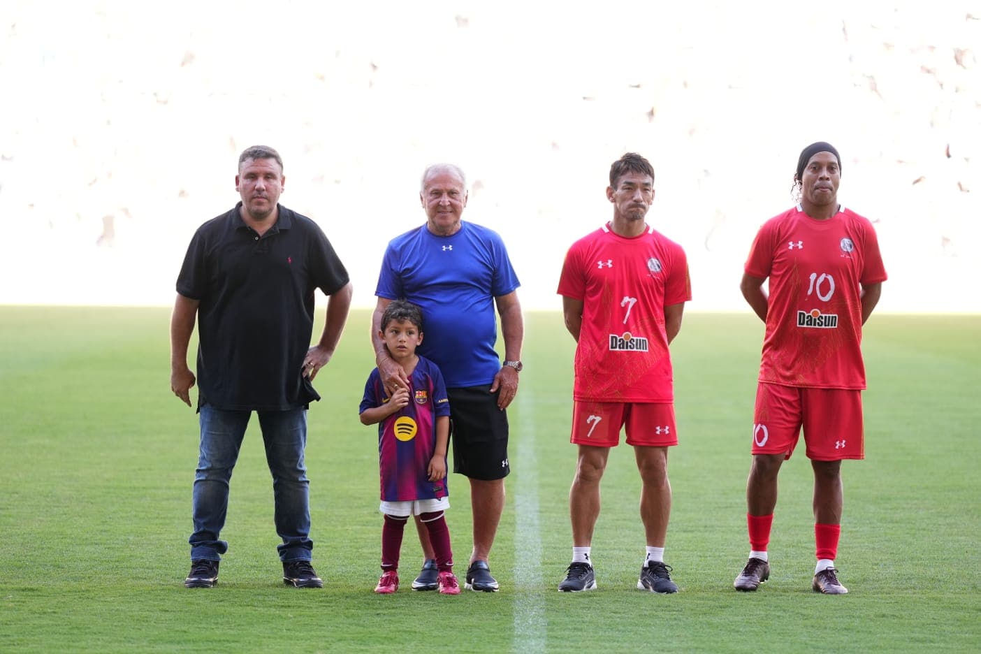 Zico ao lado de Ronaldinho Gaúcho na primeira edição internacional do Jogo das Estrelas - Divulgação JDE