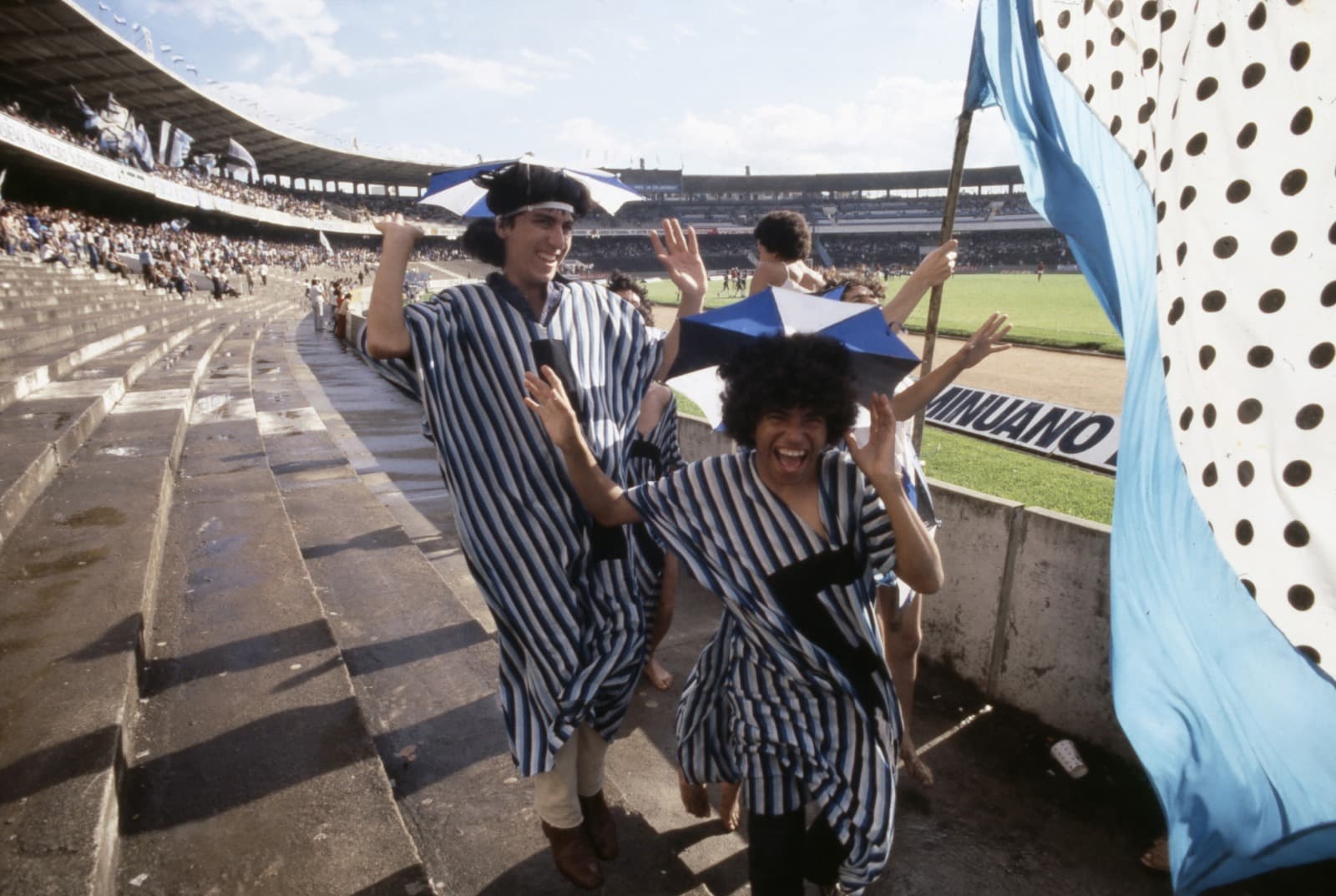 Integrantes da Coligay vestiam uma espécie de túnica listrada, cada um com uma letra da palavra Grêmio - Ricardo Chaves/Placar