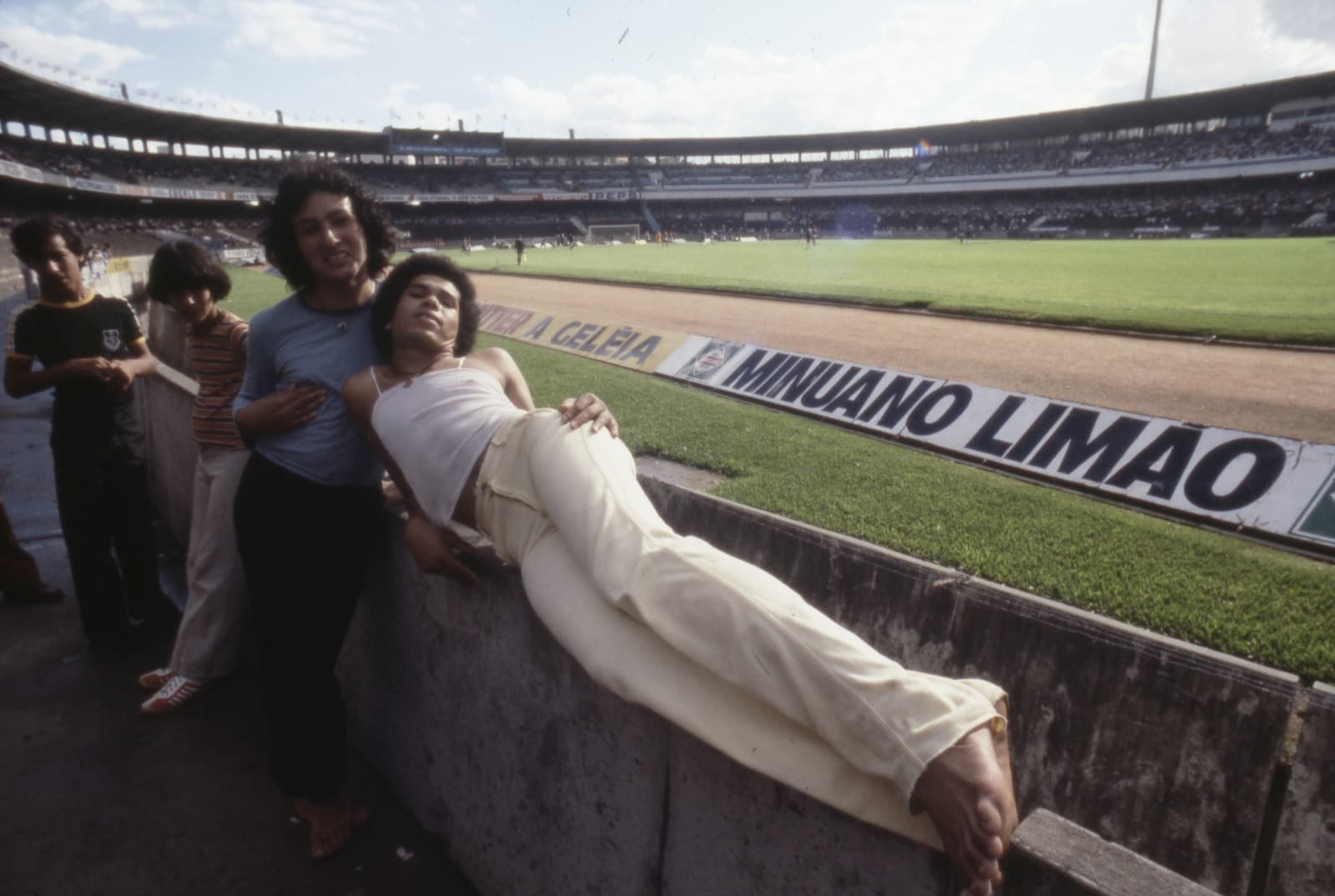 Deitados nas arquibancadas do antigo estádio Olímpico Monumental, antiga casa do Grêmio - Ricardo Chaves/Placar