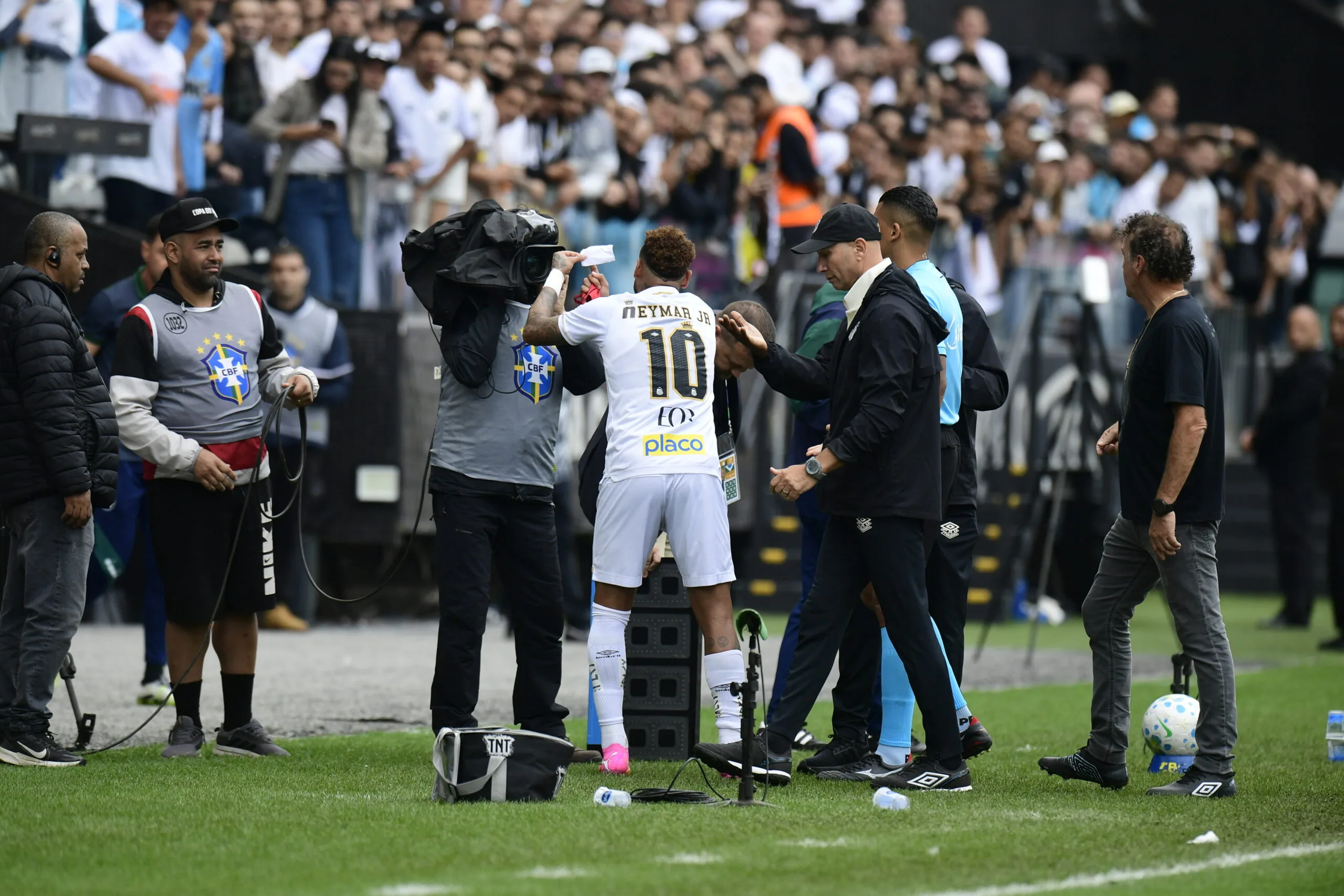 Substituição de Neymar no duelo contra o Coritiba gerou confusão no campo - Alexandre Battibugli/PLACAR
