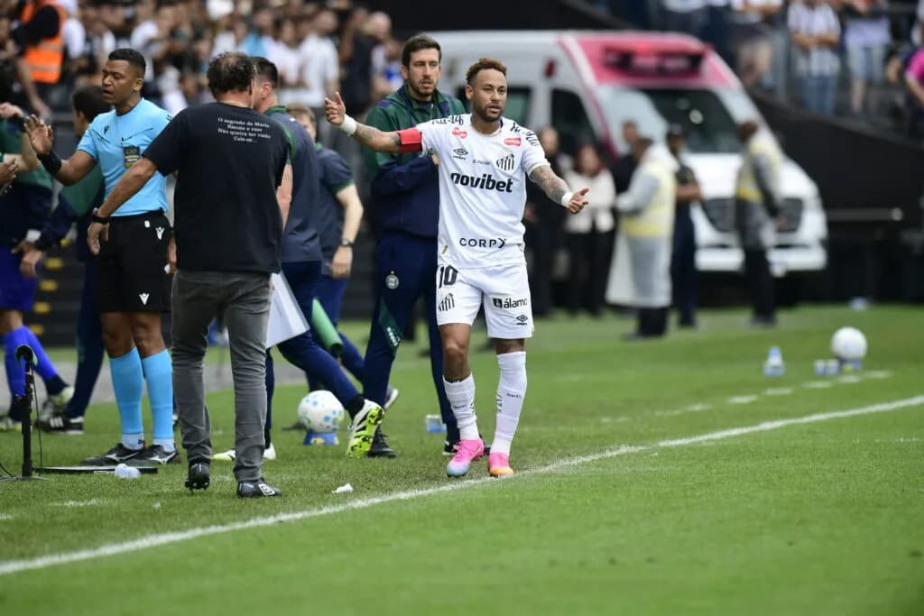 Neymar em ação contra o Coritiba, na Neo Química Arena