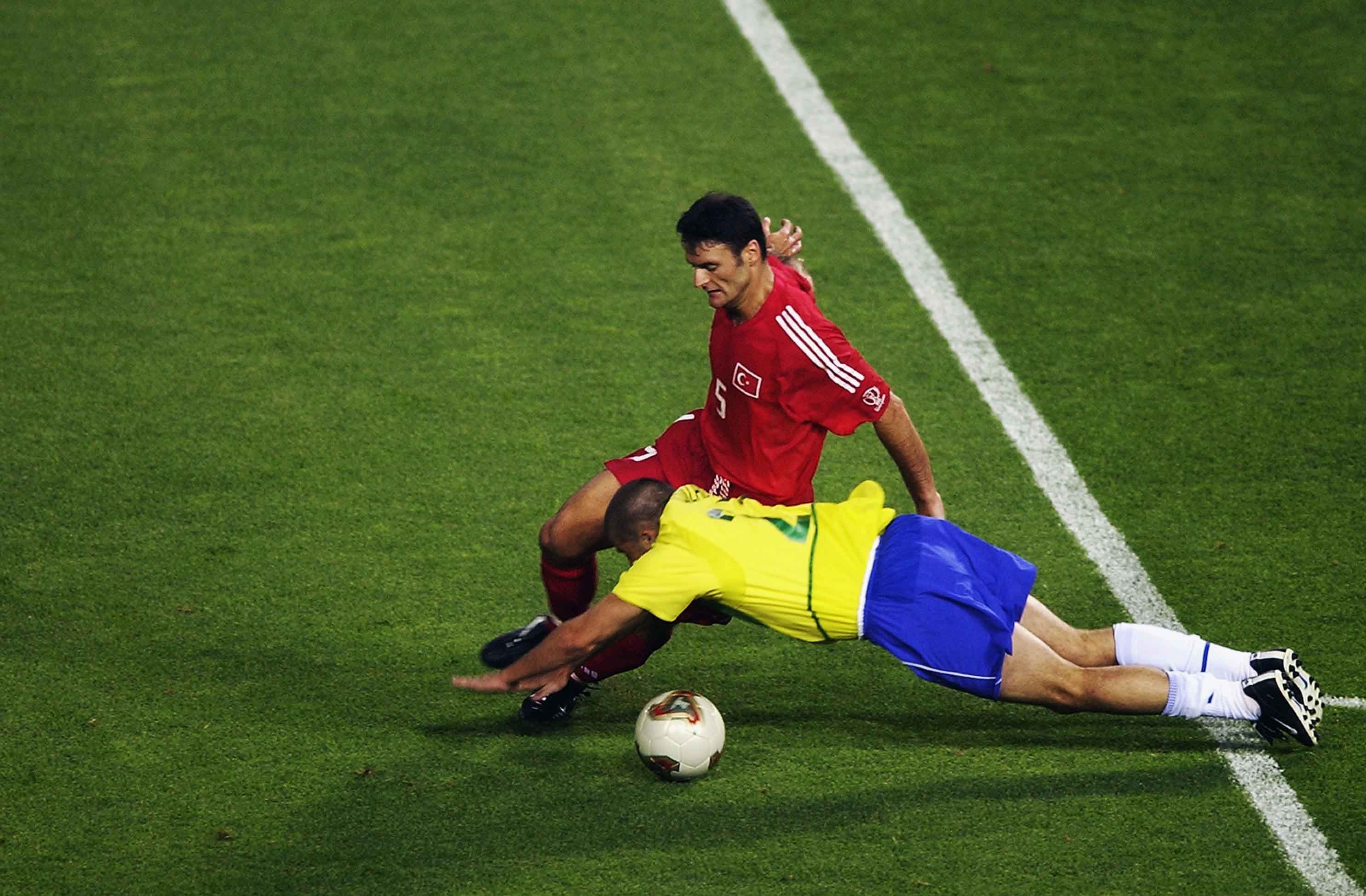 Um dos lances polêmicos do primeiro jogo entre Brasil x Turquia, em 2002